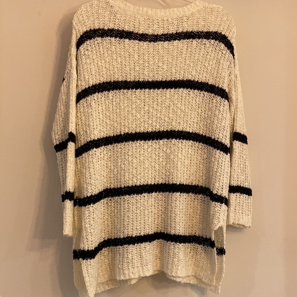 Altered State Ivory and Navy Lightweight Sweater with Open Cable Detail sz M - Picture 5 of 5